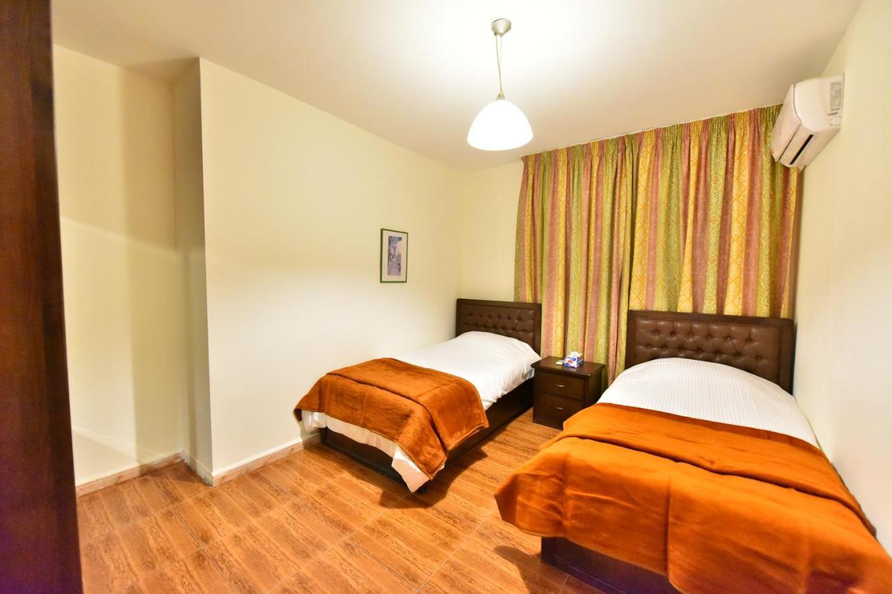 Al Farooq Hotel Apartmentsアンマン エクステリア 写真